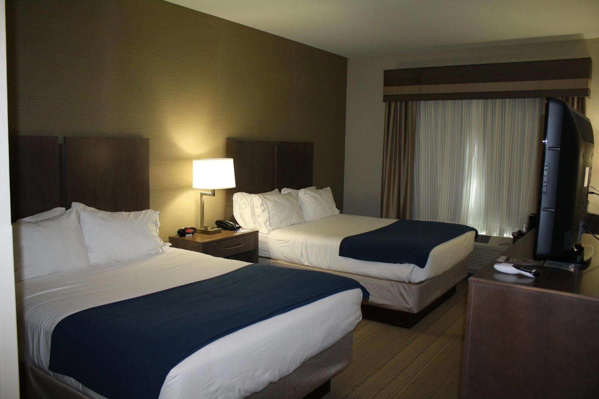 Holiday Inn Express Hotel & Suites Wichita Northeast, An Ihg Hotel Exterior photo